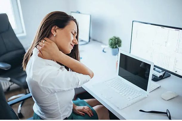 Salariée souffrant de douleurs cervicales au bureau
